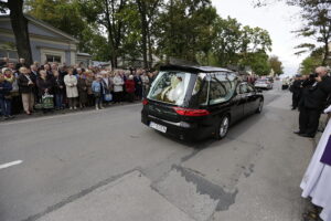 19.09.2017 Kielce. Uroczystości pogrzebowe biskupa Kazimierza Ryczana. Kondukt żałobny wkracza do kościoła Trójcy Świętej / Jarosław Kubalski / Radio Kielce