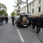 19.09.2017 Kielce. Uroczystości pogrzebowe biskupa Kazimierza Ryczana. Kondukt żałobny wkracza do kościoła Trójcy Świętej / Jarosław Kubalski / Radio Kielce