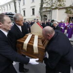 19.09.2017 Kielce. Uroczystości pogrzebowe biskupa Kazimierza Ryczana. Kondukt żałobny wkracza do kościoła Trójcy Świętej / Jarosław Kubalski / Radio Kielce