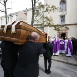 19.09.2017 Kielce. Uroczystości pogrzebowe biskupa Kazimierza Ryczana. Kondukt żałobny wkracza do kościoła Trójcy Świętej / Jarosław Kubalski / Radio Kielce