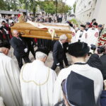 19.09.2017 Kielce. Uroczystości pogrzebowe biskupa Kazimierza Ryczana. Kondukt żałobny wkracza do kościoła Trójcy Świętej / Jarosław Kubalski / Radio Kielce