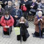 19.09.2017 Kielce. Uroczystości pogrzebowe biskupa Kazimierza Ryczana. Wierni na Placu Jana Pawła II / Jarosław Kubalski / Radio Kielce