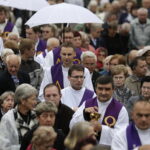 19.09.2017 Kielce. Uroczystości pogrzebowe biskupa Kazimierza Ryczana. Wierni na Placu Jana Pawła II / Jarosław Kubalski / Radio Kielce