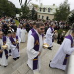 19.09.2017 Kielce. Uroczystości pogrzebowe biskupa Kazimierza Ryczana. Wierni na Placu Jana Pawła II / Jarosław Kubalski / Radio Kielce