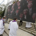 19.09.2017 Kielce. Uroczystości pogrzebowe biskupa Kazimierza Ryczana. Wierni na Placu Jana Pawła II / Jarosław Kubalski / Radio Kielce