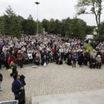 19.09.2017 Kielce. Uroczystości pogrzebowe biskupa Kazimierza Ryczana. Wierni na Placu Jana Pawła II / Jarosław Kubalski / Radio Kielce