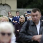 19.09.2017 Kielce. Uroczystości pogrzebowe biskupa Kazimierza Ryczana. Wierni na Placu Jana Pawła II / Jarosław Kubalski / Radio Kielce