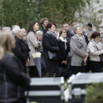 19.09.2017 Kielce. Uroczystości pogrzebowe biskupa Kazimierza Ryczana. Wierni na Placu Jana Pawła II / Jarosław Kubalski / Radio Kielce