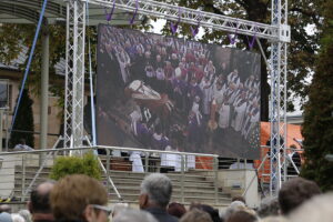 19.09.2017 Kielce. Uroczystości pogrzebowe biskupa Kazimierza Ryczana. Wierni na Placu Jana Pawła II / Jarosław Kubalski / Radio Kielce