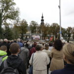 19.09.2017 Kielce. Uroczystości pogrzebowe biskupa Kazimierza Ryczana. Wierni na Placu Jana Pawła II / Jarosław Kubalski / Radio Kielce
