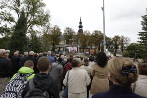 19.09.2017 Kielce. Uroczystości pogrzebowe biskupa Kazimierza Ryczana. Wierni na Placu Jana Pawła II / Jarosław Kubalski / Radio Kielce