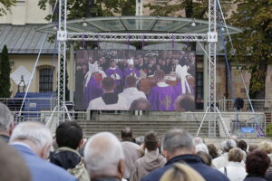 19.09.2017 Kielce. Uroczystości pogrzebowe biskupa Kazimierza Ryczana. Wierni na Placu Jana Pawła II / Jarosław Kubalski / Radio Kielce