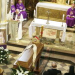 19.09.2017 Kielce. Uroczystości pogrzebowe biskupa Kazimierza Ryczana. Modlitwa różańcowa w kościele Trójcy Świętej / Jarosław Kubalski / Radio Kielce