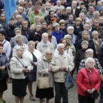 19.09.2017 Kielce. Uroczystości pogrzebowe biskupa Kazimierza Ryczana. Wierni na Placu Jana Pawła II / Jarosław Kubalski / Radio Kielce
