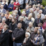 19.09.2017 Kielce. Uroczystości pogrzebowe biskupa Kazimierza Ryczana. Wierni na Placu Jana Pawła II / Jarosław Kubalski / Radio Kielce