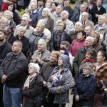 19.09.2017 Kielce. Uroczystości pogrzebowe biskupa Kazimierza Ryczana. Wierni na Placu Jana Pawła II / Jarosław Kubalski / Radio Kielce