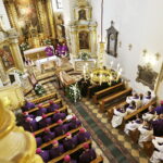 19.09.2017 Kielce. Uroczystości pogrzebowe biskupa Kazimierza Ryczana. Modlitwa różańcowa w kościele Trójcy Świętej / Jarosław Kubalski / Radio Kielce