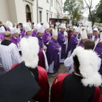 19.09.2017 Kielce. Uroczystości pogrzebowe biskupa Kazimierza Ryczana. Kondukt żałobny od kościoła Trójcy Świętej do Bazyliki Katedralnej / Jarosław Kubalski / Radio Kielce