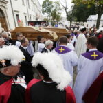 19.09.2017 Kielce. Uroczystości pogrzebowe biskupa Kazimierza Ryczana. Kondukt żałobny od kościoła Trójcy Świętej do Bazyliki Katedralnej / Jarosław Kubalski / Radio Kielce