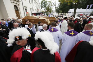 19.09.2017 Kielce. Uroczystości pogrzebowe biskupa Kazimierza Ryczana. Kondukt żałobny od kościoła Trójcy Świętej do Bazyliki Katedralnej / Jarosław Kubalski / Radio Kielce