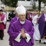 19.09.2017 Kielce. Uroczystości pogrzebowe biskupa Kazimierza Ryczana. Kondukt żałobny od kościoła Trójcy Świętej do Bazyliki Katedralnej. Ks bp Kazimierz Gurda / Jarosław Kubalski / Radio Kielce