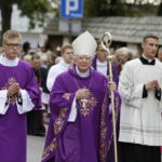 19.09.2017 Kielce. Uroczystości pogrzebowe biskupa Kazimierza Ryczana. Kondukt żałobny od kościoła Trójcy Świętej do Bazyliki Katedralnej. Metropolita krakowski abp Marek Jędraszewski / Jarosław Kubalski / Radio Kielce