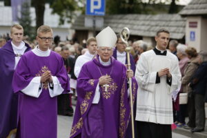 19.09.2017 Kielce. Uroczystości pogrzebowe biskupa Kazimierza Ryczana. Kondukt żałobny od kościoła Trójcy Świętej do Bazyliki Katedralnej. Metropolita krakowski abp Marek Jędraszewski / Jarosław Kubalski / Radio Kielce