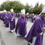 19.09.2017 Kielce. Uroczystości pogrzebowe biskupa Kazimierza Ryczana. Kondukt żałobny od kościoła Trójcy Świętej do Bazyliki Katedralnej / Jarosław Kubalski / Radio Kielce