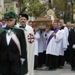 19.09.2017 Kielce. Uroczystości pogrzebowe biskupa Kazimierza Ryczana. Kondukt żałobny od kościoła Trójcy Świętej do Bazyliki Katedralnej / Jarosław Kubalski / Radio Kielce