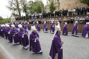 19.09.2017 Kielce. Uroczystości pogrzebowe biskupa Kazimierza Ryczana. Kondukt żałobny od kościoła Trójcy Świętej do Bazyliki Katedralnej / Jarosław Kubalski / Radio Kielce