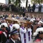 19.09.2017 Kielce. Uroczystości pogrzebowe biskupa Kazimierza Ryczana. Kondukt żałobny od kościoła Trójcy Świętej do Bazyliki Katedralnej / Jarosław Kubalski / Radio Kielce