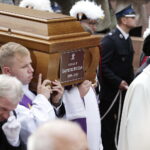 19.09.2017 Kielce. Uroczystości pogrzebowe biskupa Kazimierza Ryczana. Kondukt żałobny od kościoła Trójcy Świętej do Bazyliki Katedralnej / Jarosław Kubalski / Radio Kielce