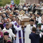 19.09.2017 Kielce. Uroczystości pogrzebowe biskupa Kazimierza Ryczana. Kondukt żałobny od kościoła Trójcy Świętej do Bazyliki Katedralnej / Jarosław Kubalski / Radio Kielce
