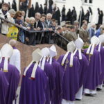 19.09.2017 Kielce. Uroczystości pogrzebowe biskupa Kazimierza Ryczana. Kondukt żałobny od kościoła Trójcy Świętej do Bazyliki Katedralnej / Jarosław Kubalski / Radio Kielce