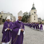 19.09.2017 Kielce. Uroczystości pogrzebowe biskupa Kazimierza Ryczana. Kondukt żałobny od kościoła Trójcy Świętej do Bazyliki Katedralnej / Jarosław Kubalski / Radio Kielce
