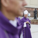 19.09.2017 Kielce. Uroczystości pogrzebowe biskupa Kazimierza Ryczana. Kondukt żałobny od kościoła Trójcy Świętej do Bazyliki Katedralnej / Jarosław Kubalski / Radio Kielce