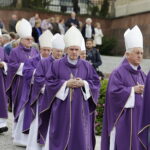 19.09.2017 Kielce. Uroczystości pogrzebowe biskupa Kazimierza Ryczana. Kondukt żałobny od kościoła Trójcy Świętej do Bazyliki Katedralnej / Jarosław Kubalski / Radio Kielce