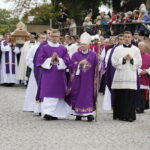 19.09.2017 Kielce. Uroczystości pogrzebowe biskupa Kazimierza Ryczana. Kondukt żałobny od kościoła Trójcy Świętej do Bazyliki Katedralnej. Metropolita krakowski abp Marek Jędraszewski / Jarosław Kubalski / Radio Kielce