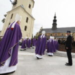 19.09.2017 Kielce. Uroczystości pogrzebowe biskupa Kazimierza Ryczana. Kondukt żałobny od kościoła Trójcy Świętej do Bazyliki Katedralnej / Jarosław Kubalski / Radio Kielce