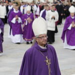 19.09.2017 Kielce. Uroczystości pogrzebowe biskupa Kazimierza Ryczana. Kondukt żałobny od kościoła Trójcy Świętej do Bazyliki Katedralnej. Bp Sławoj Leszek Głódź / Jarosław Kubalski / Radio Kielce