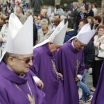 19.09.2017 Kielce. Uroczystości pogrzebowe biskupa Kazimierza Ryczana. Kondukt żałobny od kościoła Trójcy Świętej do Bazyliki Katedralnej / Jarosław Kubalski / Radio Kielce
