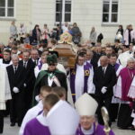 19.09.2017 Kielce. Uroczystości pogrzebowe biskupa Kazimierza Ryczana. Kondukt żałobny od kościoła Trójcy Świętej do Bazyliki Katedralnej / Jarosław Kubalski / Radio Kielce