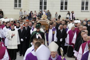 19.09.2017 Kielce. Uroczystości pogrzebowe biskupa Kazimierza Ryczana. Kondukt żałobny od kościoła Trójcy Świętej do Bazyliki Katedralnej / Jarosław Kubalski / Radio Kielce