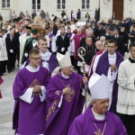 19.09.2017 Kielce. Uroczystości pogrzebowe biskupa Kazimierza Ryczana. Kondukt żałobny od kościoła Trójcy Świętej do Bazyliki Katedralnej / Jarosław Kubalski / Radio Kielce