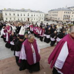 19.09.2017 Kielce. Uroczystości pogrzebowe biskupa Kazimierza Ryczana. Kondukt żałobny od kościoła Trójcy Świętej do Bazyliki Katedralnej / Jarosław Kubalski / Radio Kielce