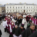 19.09.2017 Kielce. Uroczystości pogrzebowe biskupa Kazimierza Ryczana. Kondukt żałobny od kościoła Trójcy Świętej do Bazyliki Katedralnej / Jarosław Kubalski / Radio Kielce