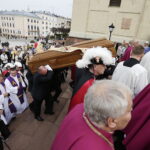 19.09.2017 Kielce. Uroczystości pogrzebowe biskupa Kazimierza Ryczana. Kondukt żałobny od kościoła Trójcy Świętej do Bazyliki Katedralnej / Jarosław Kubalski / Radio Kielce