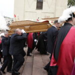 19.09.2017 Kielce. Uroczystości pogrzebowe biskupa Kazimierza Ryczana. Kondukt żałobny od kościoła Trójcy Świętej do Bazyliki Katedralnej / Jarosław Kubalski / Radio Kielce