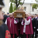 19.09.2017 Kielce. Uroczystości pogrzebowe biskupa Kazimierza Ryczana. Kondukt żałobny od kościoła Trójcy Świętej do Bazyliki Katedralnej / Jarosław Kubalski / Radio Kielce