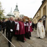 19.09.2017 Kielce. Uroczystości pogrzebowe biskupa Kazimierza Ryczana. Kondukt żałobny od kościoła Trójcy Świętej do Bazyliki Katedralnej / Jarosław Kubalski / Radio Kielce